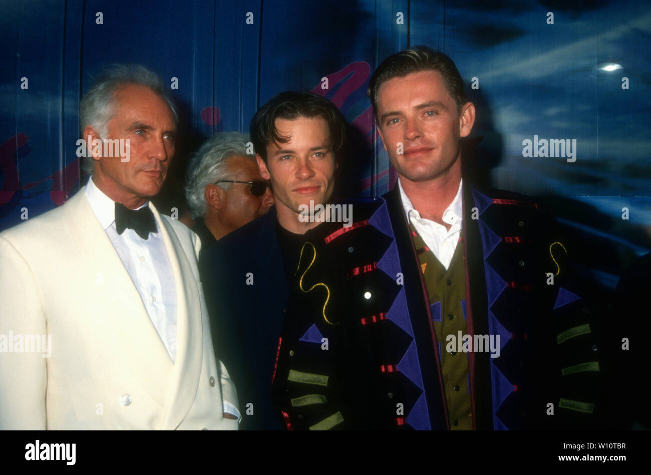 Hollywood, California, Stati Uniti d'America 9 agosto 1994 (L-R) attore Terence Stamp, attore Guy Pearce e direttore Stephan Elliott assistere alla premiere di "Le avventure di Priscilla - La Regina del Deserto" il 9 agosto 1994 a Glossari Affini Dome Theater a Hollywood, California, Stati Uniti d'America. Foto di Barry re/Alamy Stock Photo Foto Stock