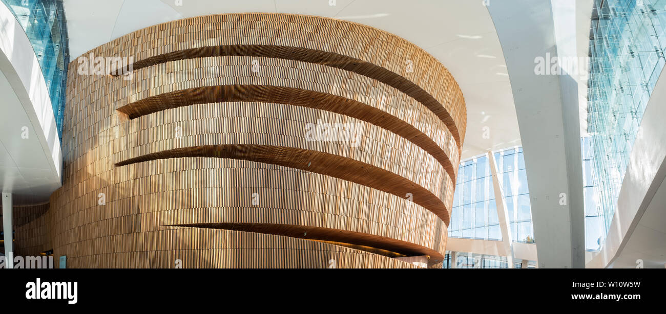 Oslo, Norvegia - Mar 27 2018 : Architettura moderna design in legno con vetro edificio a Opera House Foto Stock