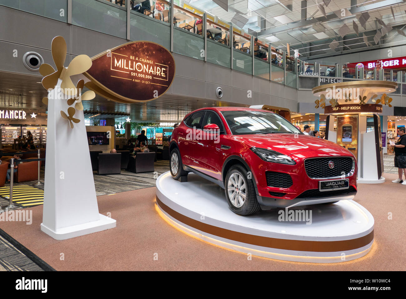 Shangi, Singapore - Set 08 2018 : Rosso lussuosa Jaguar che mostra nella hall del grande premiato evento presso l'aeroporto Foto Stock