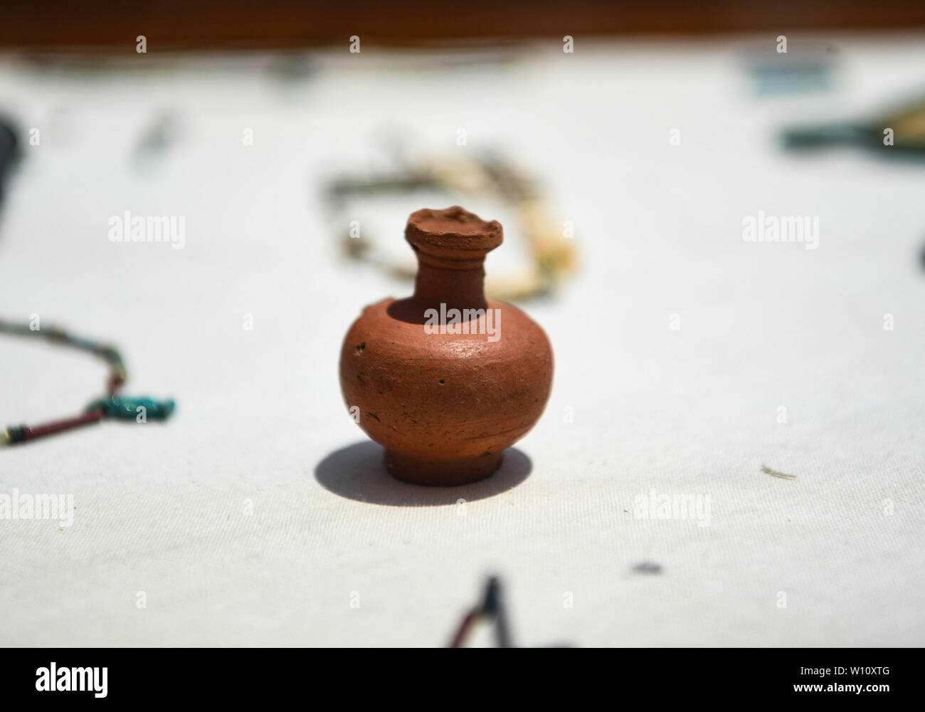 (190629) -- FAIYUM, 29 giugno 2019 (Xinhua) -- Fotografia scattata a giugno 28, 2019 mostra reliquie sconvolte da una tomba risalente al Medio Regno era che si trova a circa 500 metri dalla piramide di Senusret II, il Faraone della XII dinastia, nel Faiyum, Egitto. Ministro egiziano delle Antichità Khaled al-Anany inaugurata venerdì la piramide di Senusret II, il Faraone della XII dinastia, contrassegnando la sua apertura ai visitatori per la prima volta. Conosciuta come el-Lahun piramide, il cimitero reale risale al periodo tra il 1897 A.C. al 1878 A.C. e si trova nel Governatorato Faiyum, 100 km a sud-ovest di Foto Stock