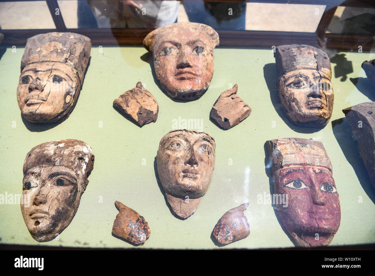 (190629) -- FAIYUM, 29 giugno 2019 (Xinhua) -- Fotografia scattata a giugno 28, 2019 mostra reliquie sconvolte da una tomba risalente al Medio Regno era che si trova a circa 500 metri dalla piramide di Senusret II, il Faraone della XII dinastia, nel Faiyum, Egitto. Ministro egiziano delle Antichità Khaled al-Anany inaugurata venerdì la piramide di Senusret II, il Faraone della XII dinastia, contrassegnando la sua apertura ai visitatori per la prima volta. Conosciuta come el-Lahun piramide, il cimitero reale risale al periodo tra il 1897 A.C. al 1878 A.C. e si trova nel Governatorato Faiyum, 100 km a sud-ovest di Foto Stock