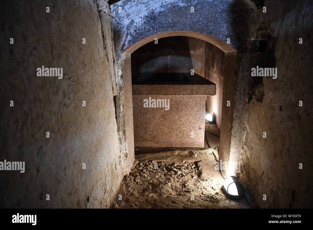 Faiyum. Il 28 giugno, 2019. Foto scattata a giugno 28, 2019 mostra una bara di granito dentro la piramide di Senusret II, il Faraone della XII dinastia, nel Faiyum, Egitto. Ministro egiziano delle Antichità Khaled al-Anany inaugurata venerdì la piramide di Senusret II, il Faraone della XII dinastia, contrassegnando la sua apertura ai visitatori per la prima volta. Conosciuta come el-Lahun piramide, il cimitero reale risale al periodo tra il 1897 A.C. al 1878 A.C. e si trova nel Governatorato Faiyum, 100 km a sud-ovest della capitale del Cairo. Credito: Li Yan/Xinhua/Alamy Live News Foto Stock
