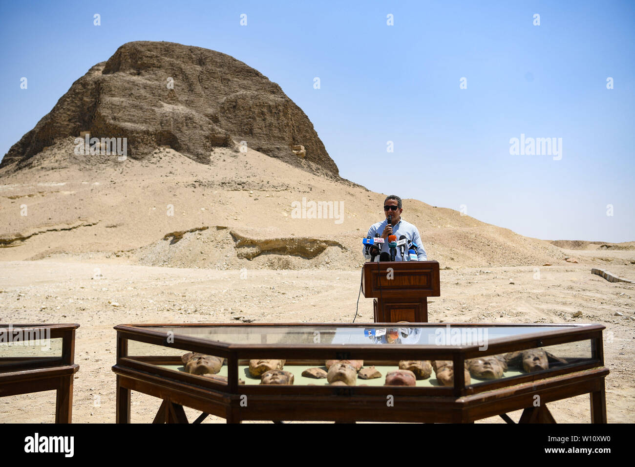 Faiyum, Egitto. Il 28 giugno, 2019. Ministro egiziano delle Antichità Khaled al-Anany parla nel corso di una conferenza stampa a Faiyum, Egitto, 28 giugno 2019. Ministro egiziano delle Antichità Khaled al-Anany inaugurata venerdì la piramide di Senusret II, il Faraone della XII dinastia, contrassegnando la sua apertura ai visitatori per la prima volta. Conosciuta come el-Lahun piramide, il cimitero reale risale al periodo tra il 1897 A.C. al 1878 A.C. e si trova nel Governatorato Faiyum, 100 km a sud-ovest della capitale del Cairo. Credito: Li Yan/Xinhua/Alamy Live News Foto Stock
