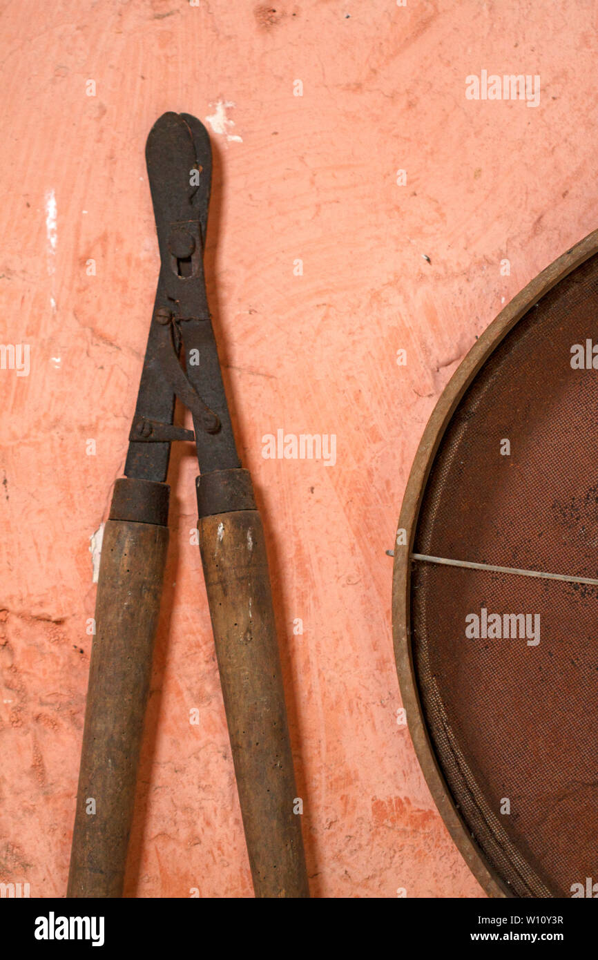 Vintage a lungo gestito sfrondatori. Acciaio e legno attrezzi da giardino. Foto Stock