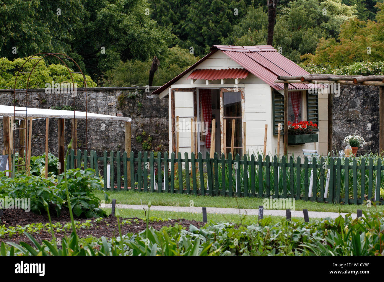 Capannone con ferro corrugato tetto, copertura, giardino murato, Foto Stock