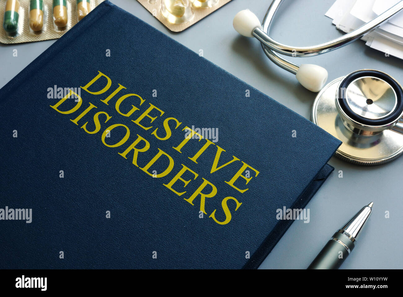 Prenota circa i disturbi digestivi e stetoscopio. Foto Stock