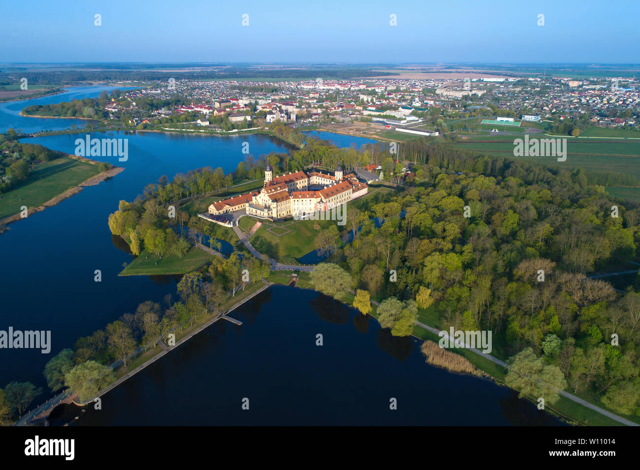 Il castello di Njasviž contro lo sfondo del paesaggio su un maggio mattina (fotografia aerea). Bielorussia Foto Stock