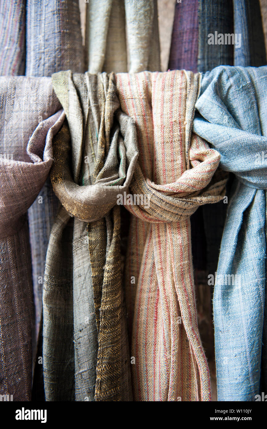 Silk scarves display immagini e fotografie stock ad alta risoluzione - Alamy