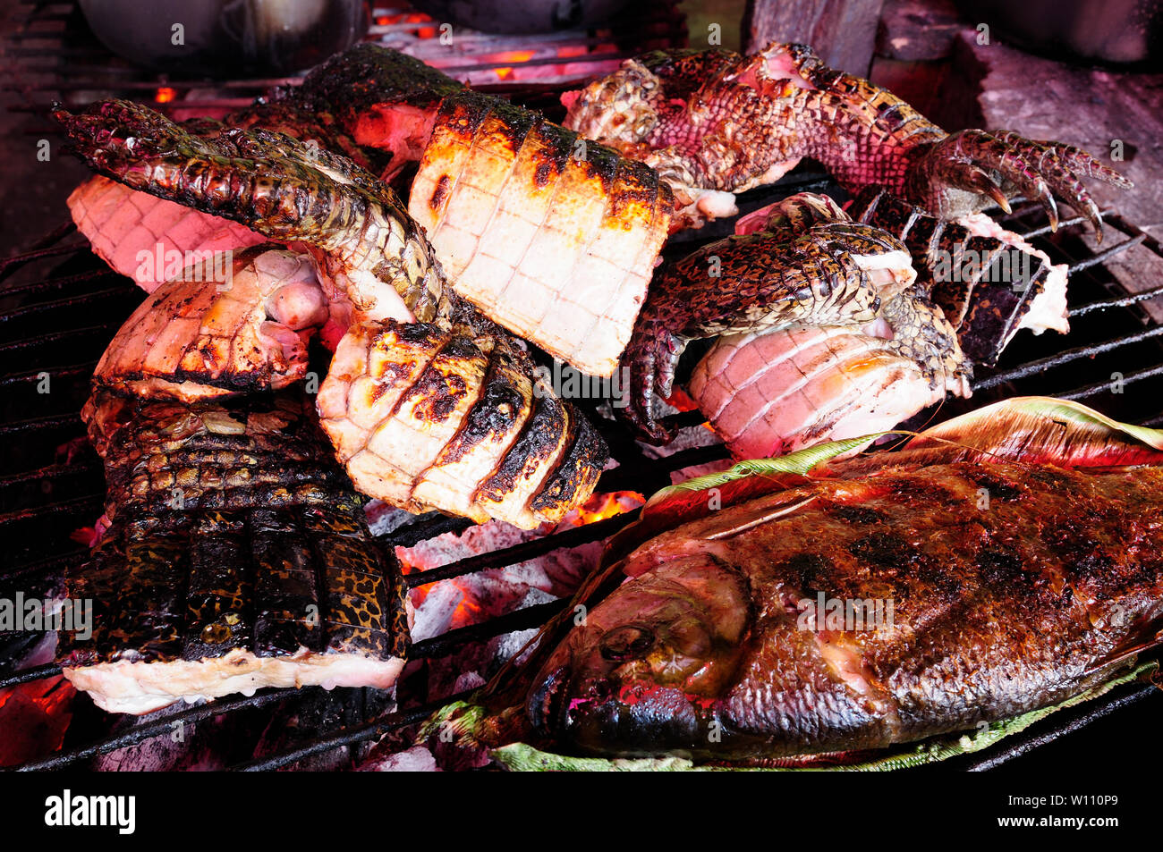 Sud America, frittura di carne di coccodrillo sul mercato a Iquitos delle città principali in Amazzonia, Perù Foto Stock