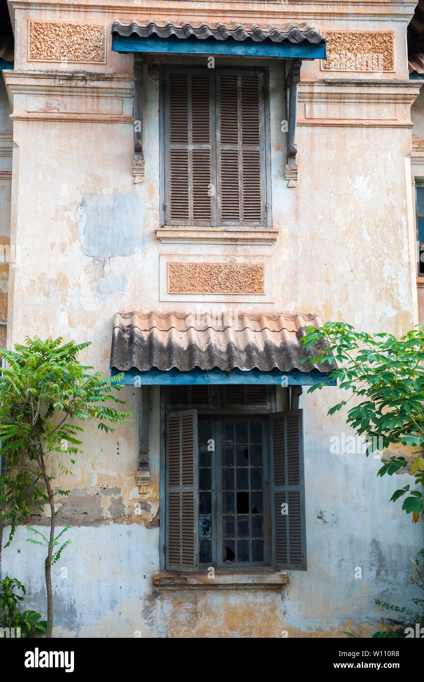 Facciata di un coloniale francese edificio costruito di fronte a quella di diga in Vientiane, Laos. Foto Stock