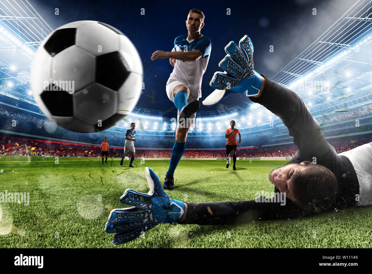 Il portiere calci la palla in stadium Foto Stock