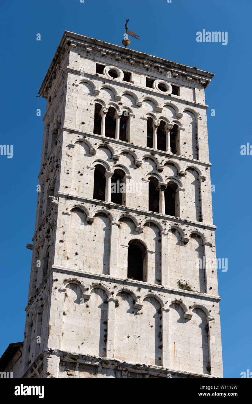 Il campanile della chiesa di San Michele in Foro in pisana in stile romanico nell'antica città di Lucca, Toscana (Toscana), Italia, Europa Foto Stock