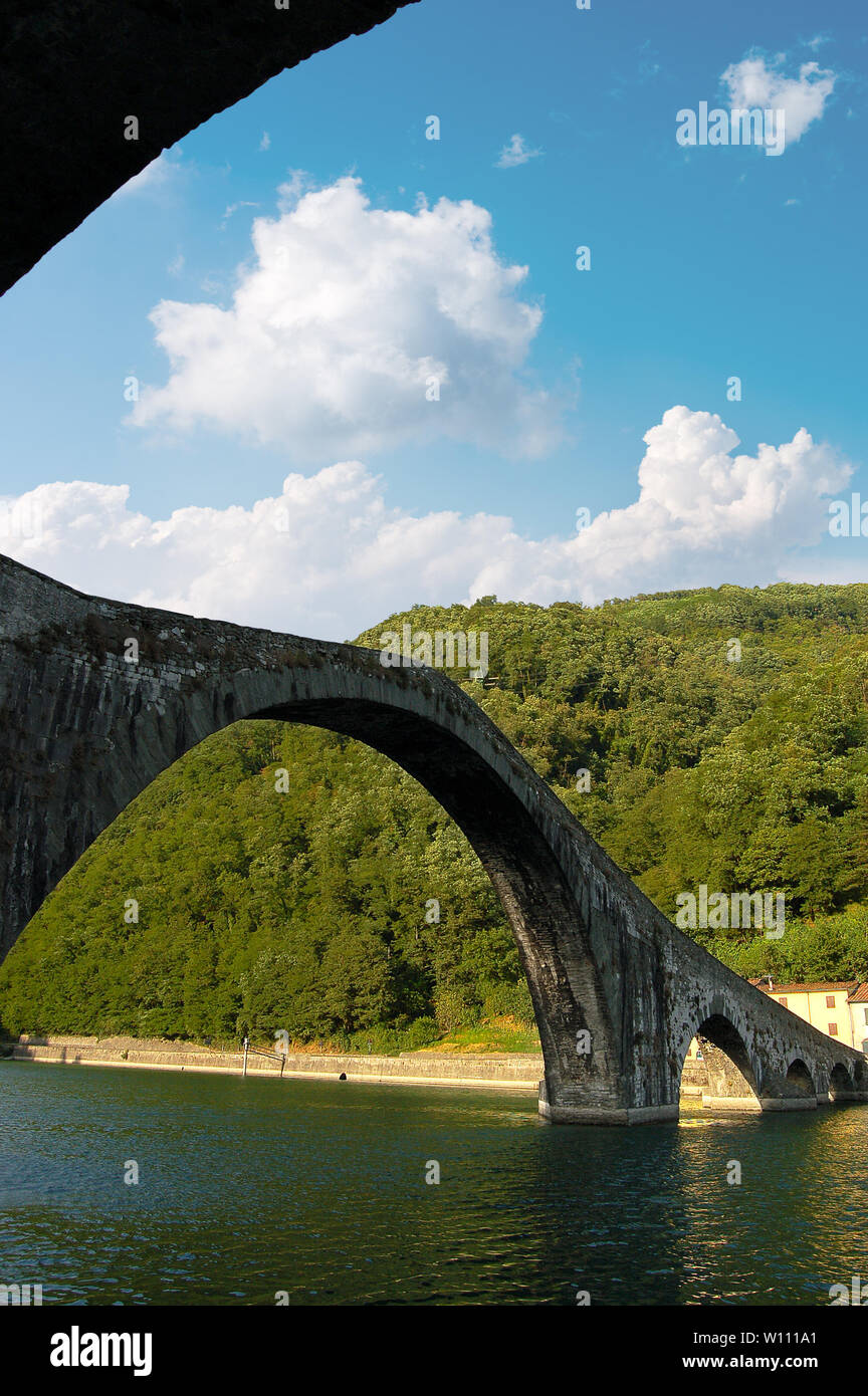 Ponte della Maddalena (Ponte della Maddalena o del diavolo ponte) XI secolo. Borgo a Mozzano, Lucca, Toscana, Italia Foto Stock