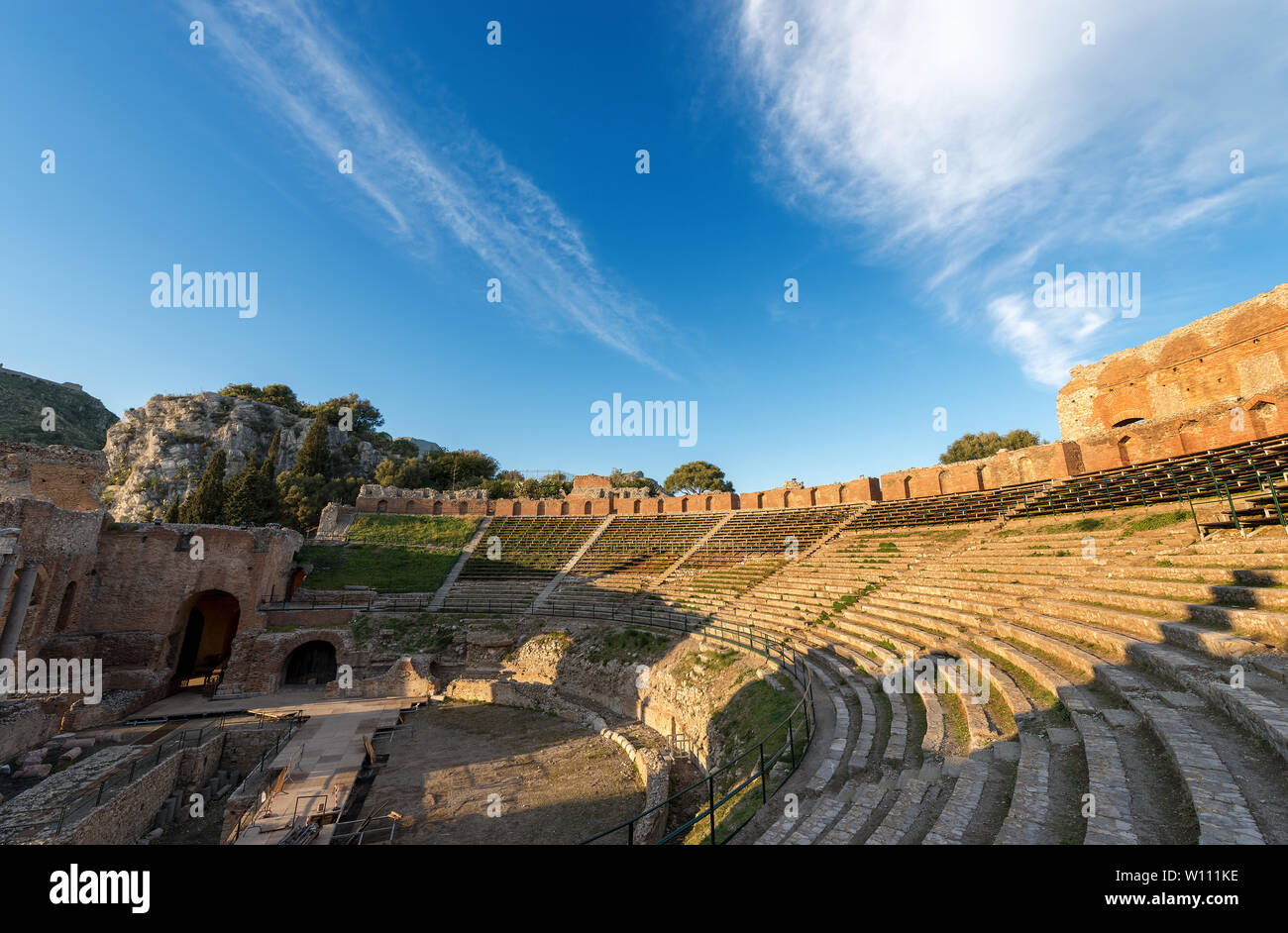 Il Greco antico teatro romano al tramonto nella città di Taormina, Messina, Sicilia Isola, Italia (II secolo D.C. Foto Stock