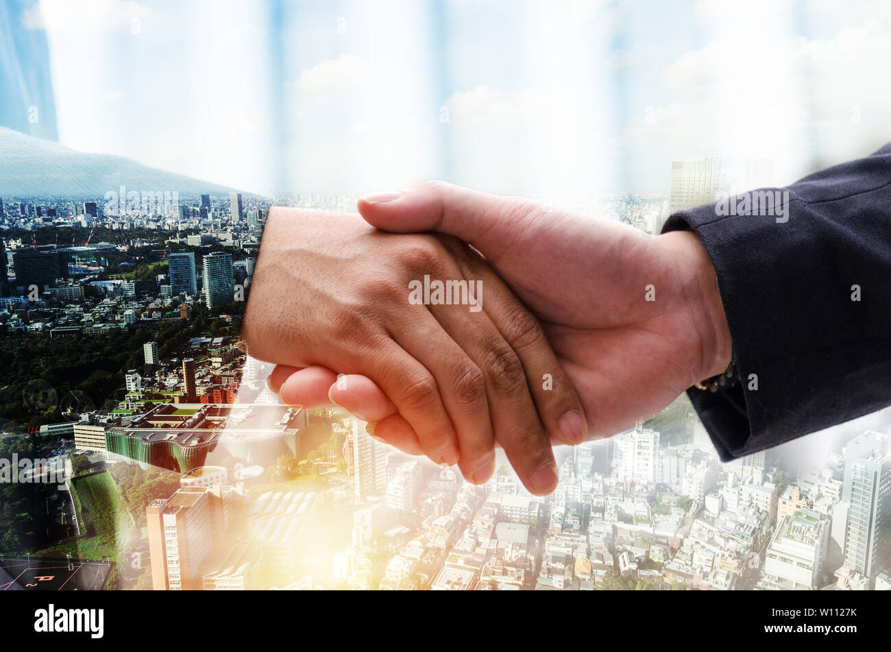 Partnership. immagine a doppia esposizione di investitore business man handshake con partner per meeting di successo trattare durante il Sunrise e paesaggio Foto Stock