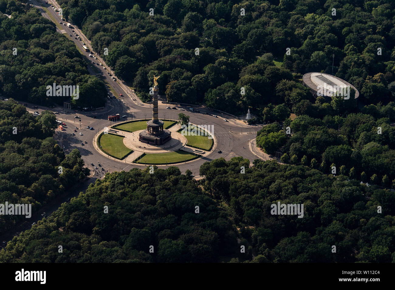 28 giugno 2019, Berlino: la Colonna della Vittoria cattura l'occhio come suggestivo punto nel Tiergarten. Foto: Paolo Zinken/dpa Foto Stock