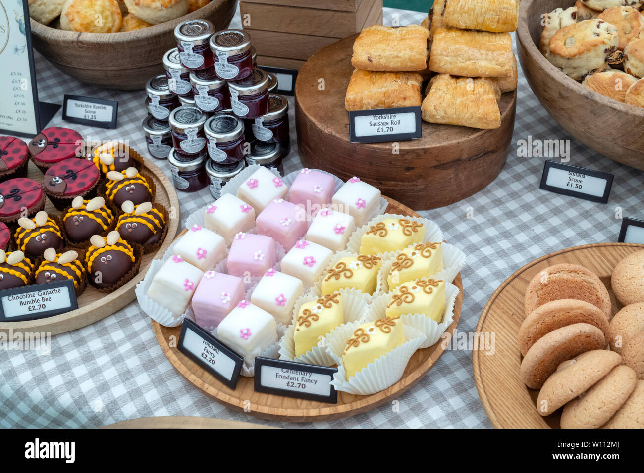 Torte e biscotti sul Bettys sala da tè torta stallo a RHS Harlow Carr flower show. Harrogate, Inghilterra Foto Stock