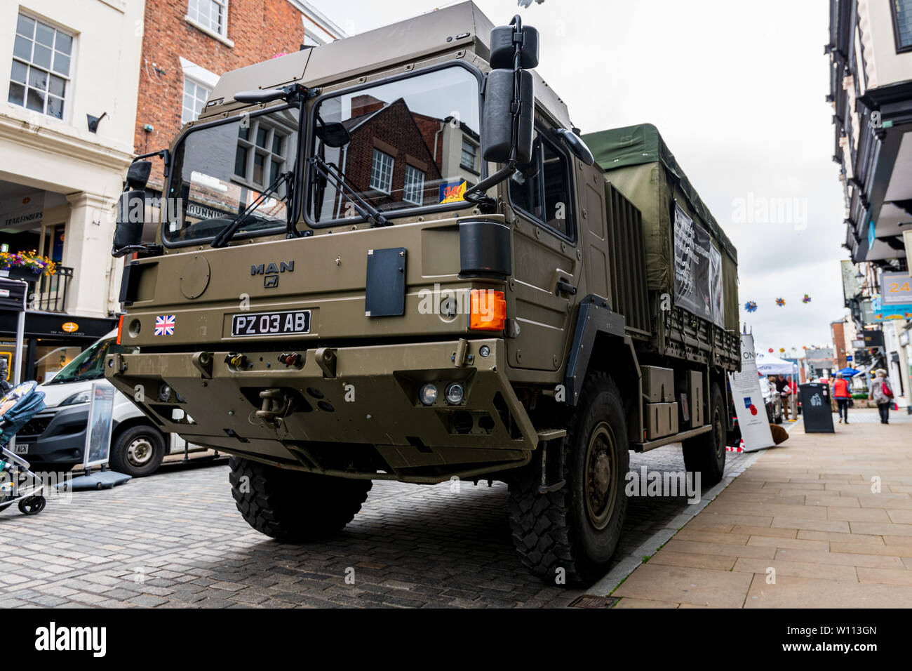 CHESTER, Regno Unito - 26giugno 2019: un esercito HX60 4x4 carrello stazionati nella città di Chester a reclutare per l'esercito britannico Foto Stock