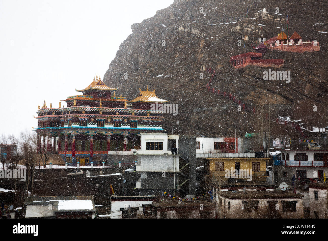 Il monastero di Kaza in forte nevicata durante l'inverno, Kaza, Himachal Pradesh, India Foto Stock
