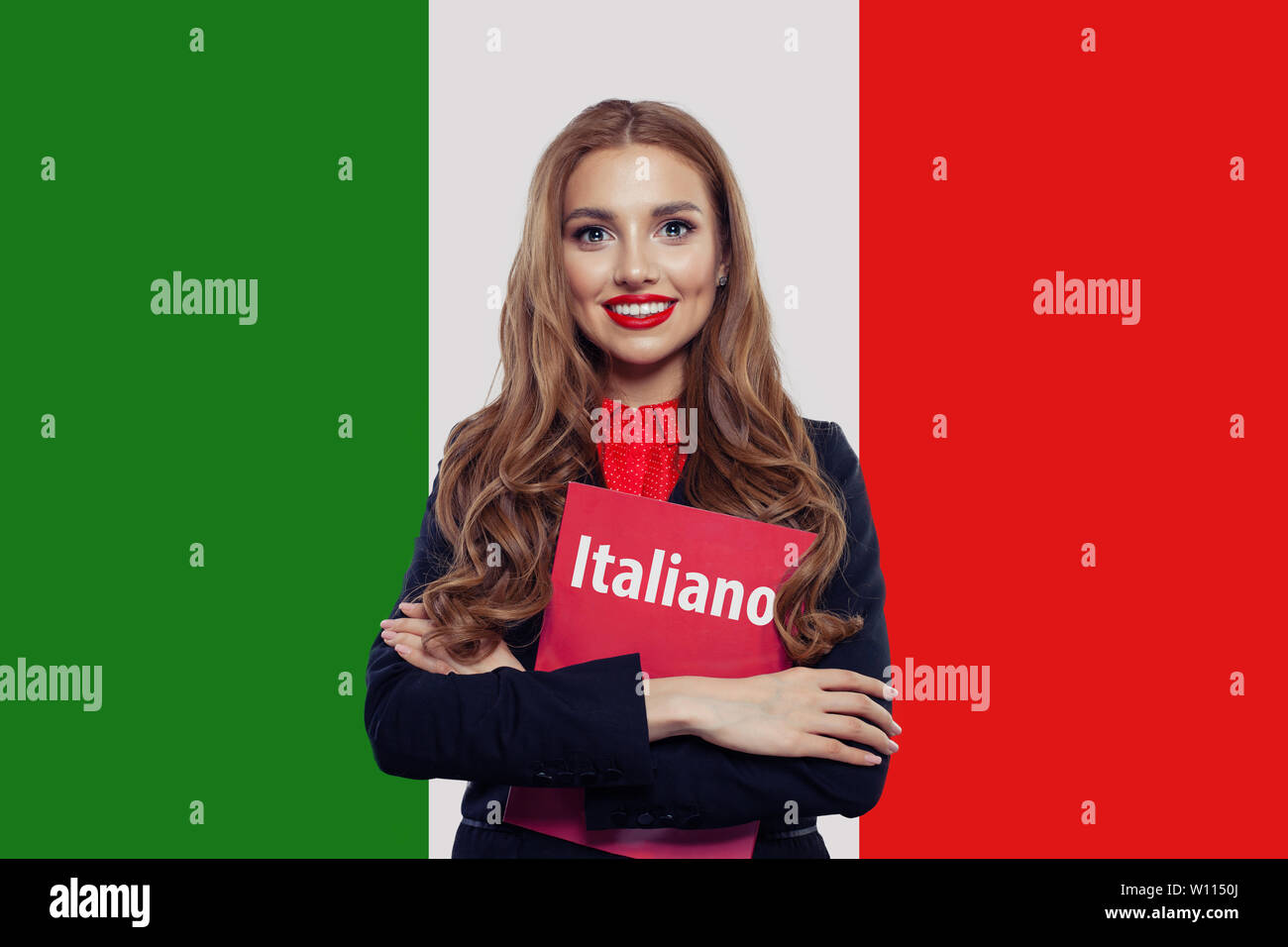 Parlare la lingua italiana concetto. Donna felice in Italia bandiera dello sfondo. Viaggiare e imparare la lingua italiana Foto Stock