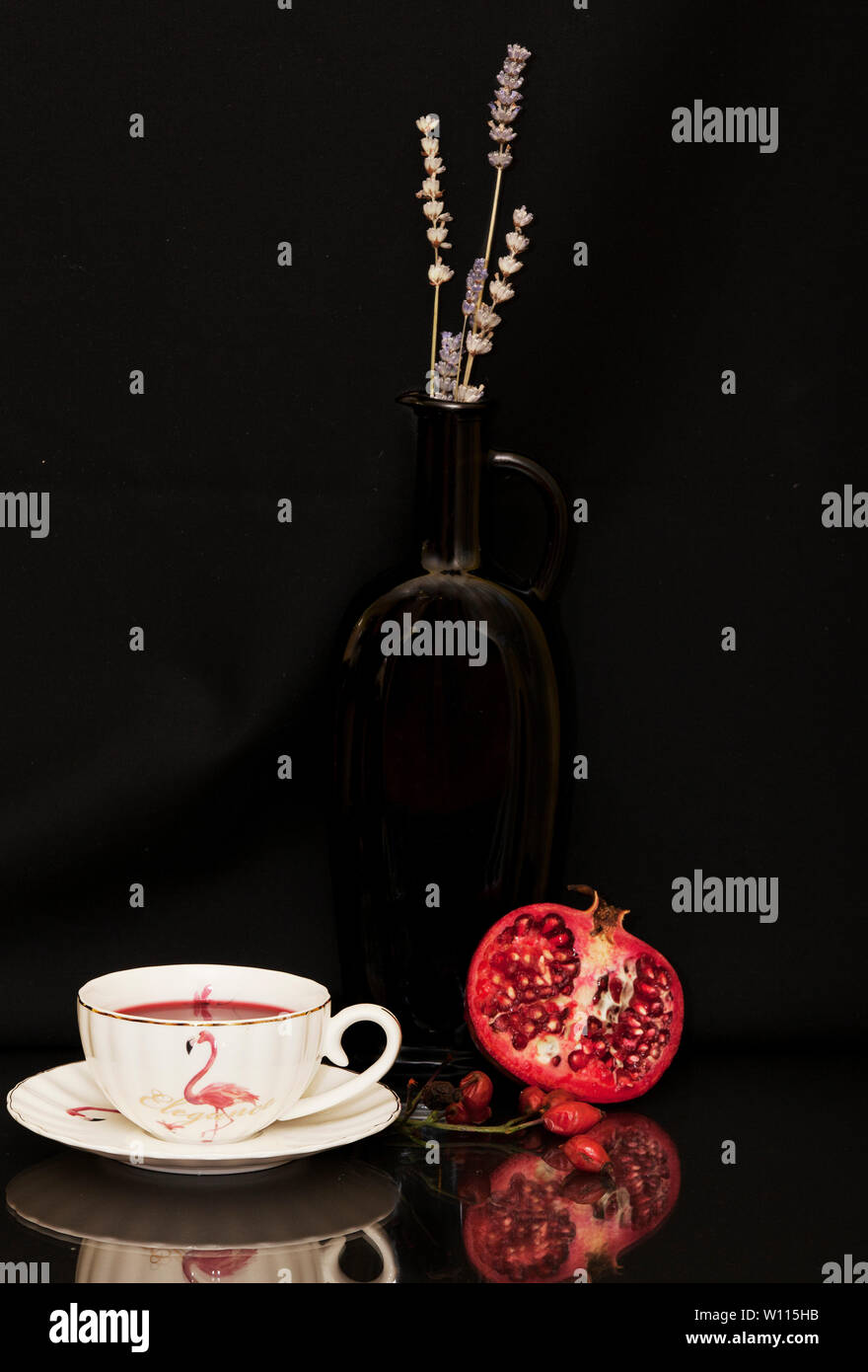 Still Life - Vaso di fiori e frutti su sfondo nero Foto Stock