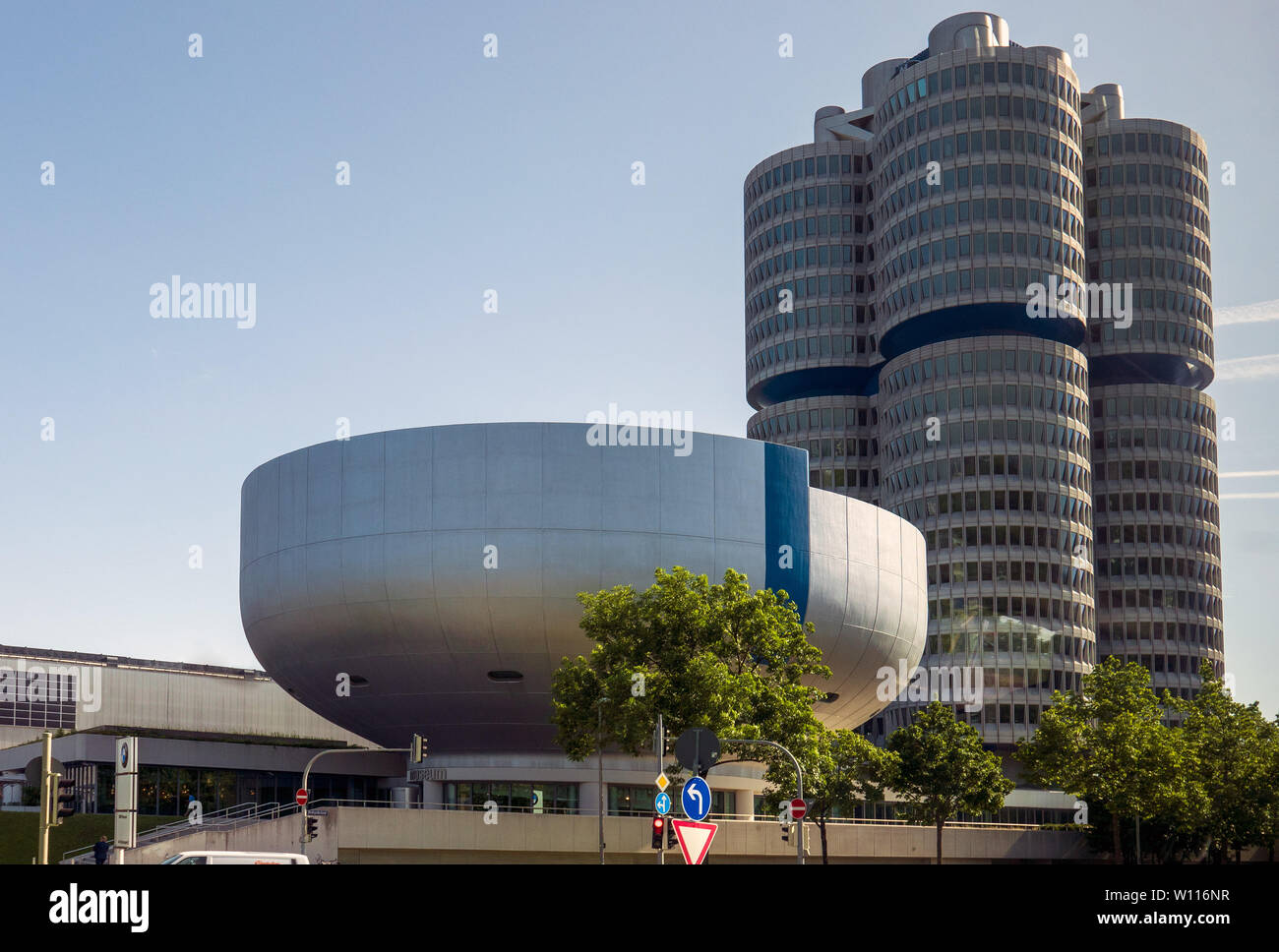 Monaco di Baviera, Germania - 14 giugno 2019: il quartier generale di BMW, noto anche come la BMW HQ o BMW Tower Foto Stock