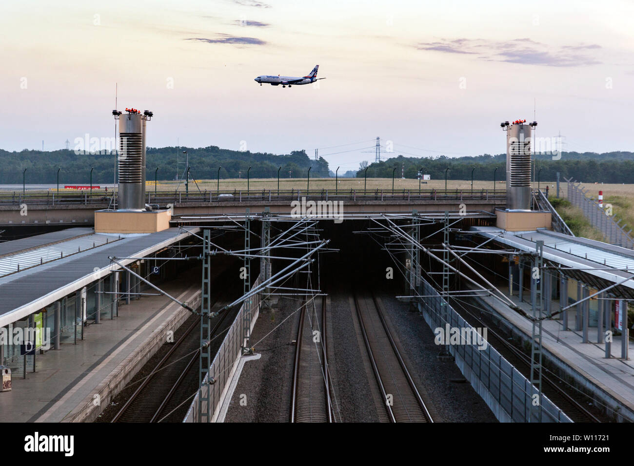 Operazioni di volo all'Aeroporto International accanto alla stazione dell'aeroporto Foto Stock