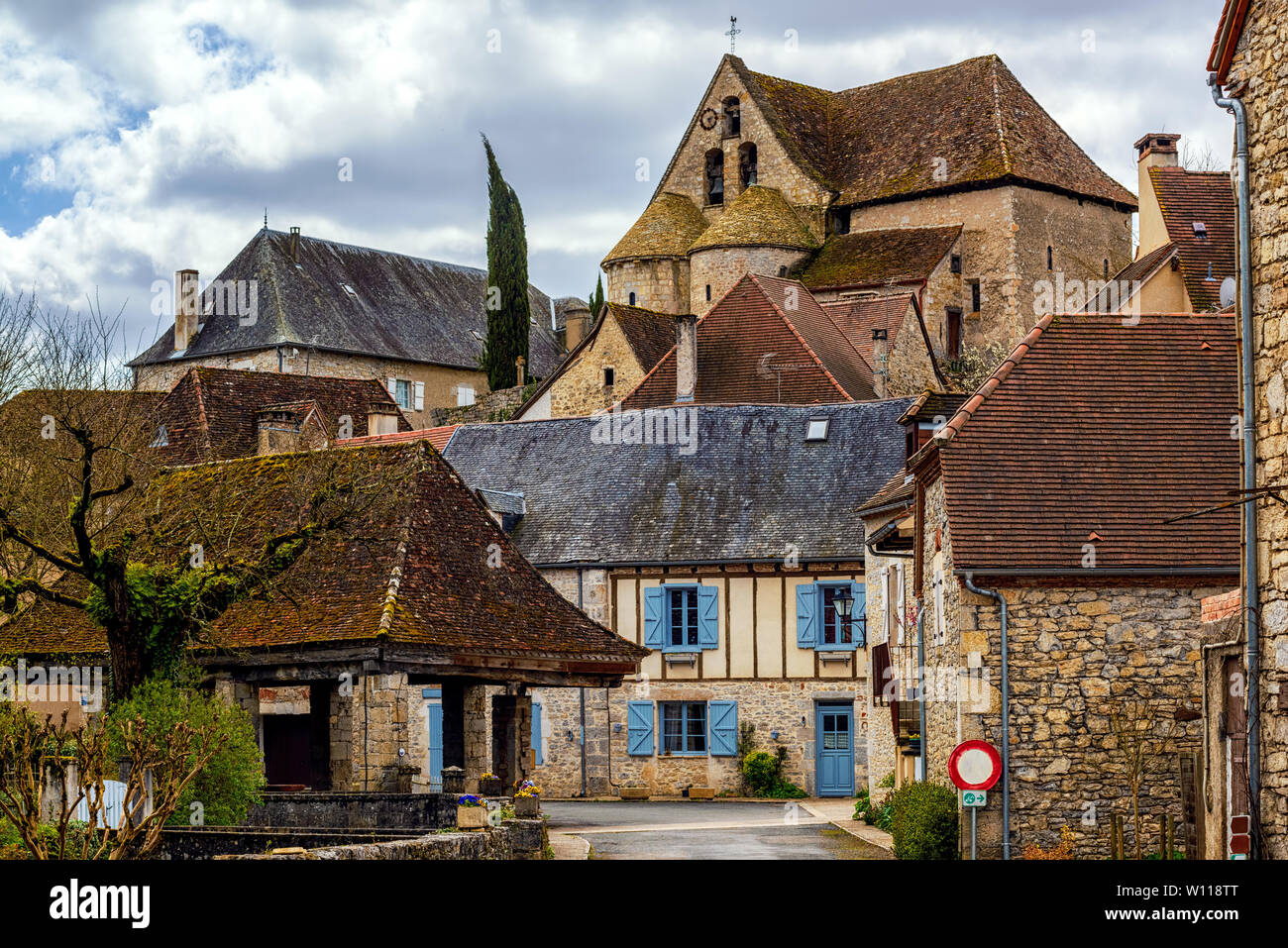 Creysse, un tipico villaggio francese in Haut Quercy, lotto reparto, Martel, Francia, con la tradizionale finestra blu scuri, marrone edifici in mattoni, con piastrelle Foto Stock