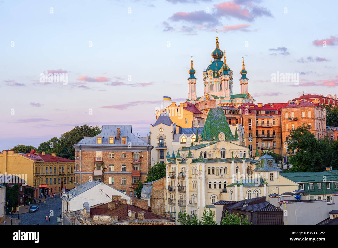 Kiev, Ucraina, Andriyivskyy discesa street e le cupole di Sant'Andrea Chiesa nel centro storico Foto Stock
