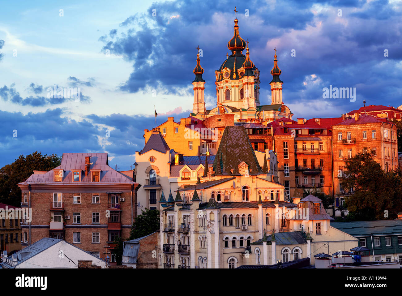 Kiev, in Ucraina, in vista di St Andrew's Chiesa sulla storica Andrew è discesa street nel cruciale la luce del tramonto Foto Stock