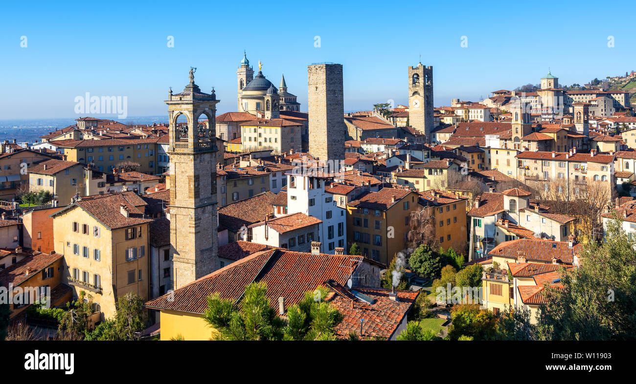 Bergamo, vista panoramica sopra i tetti in tegole rosse e torri medievali di vecchia città storica, Lombardia, Italia Foto Stock