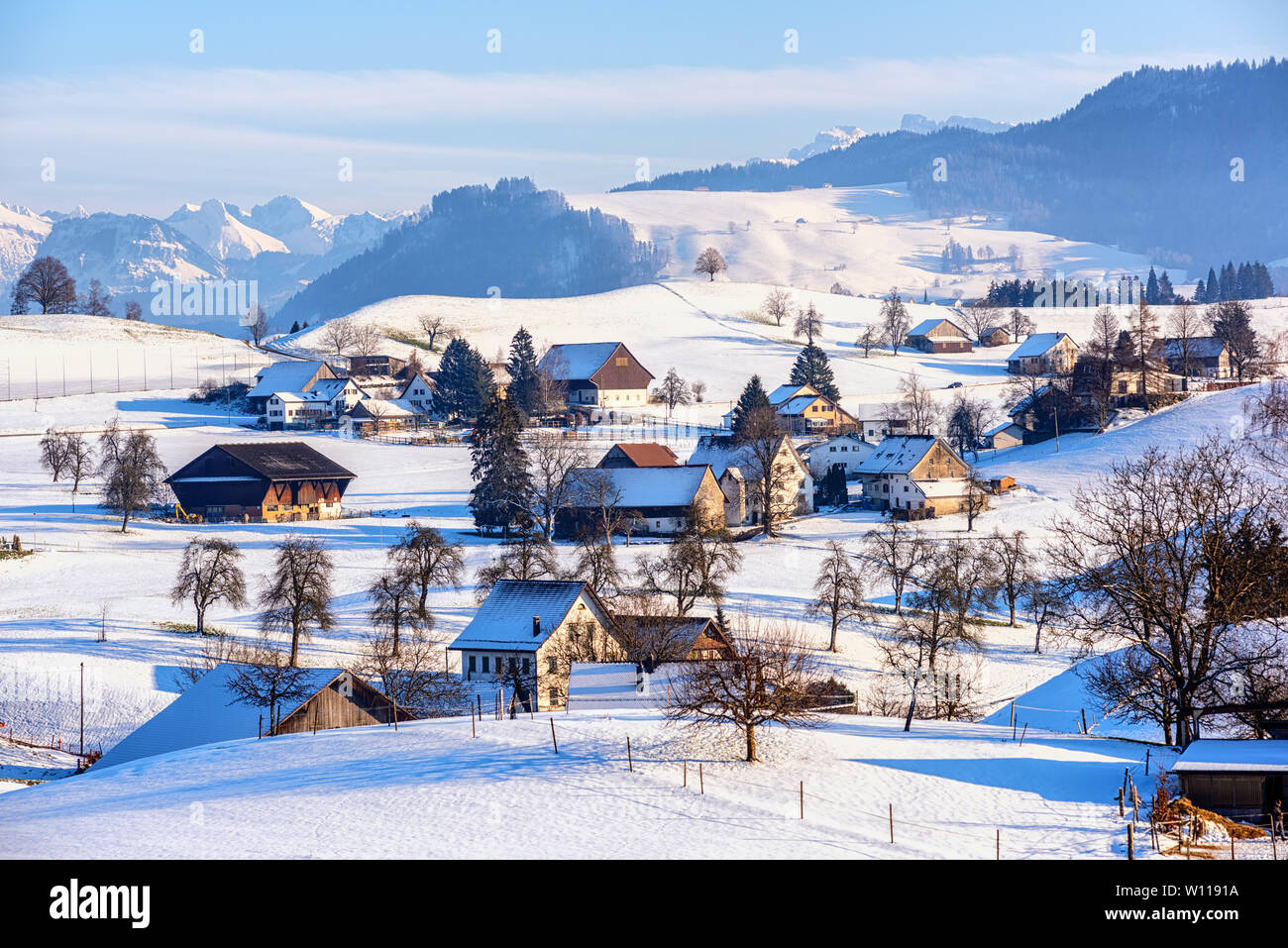Una coperta di neve tipico villaggio nelle Alpi svizzere, in Svizzera, nel periodo invernale Foto Stock