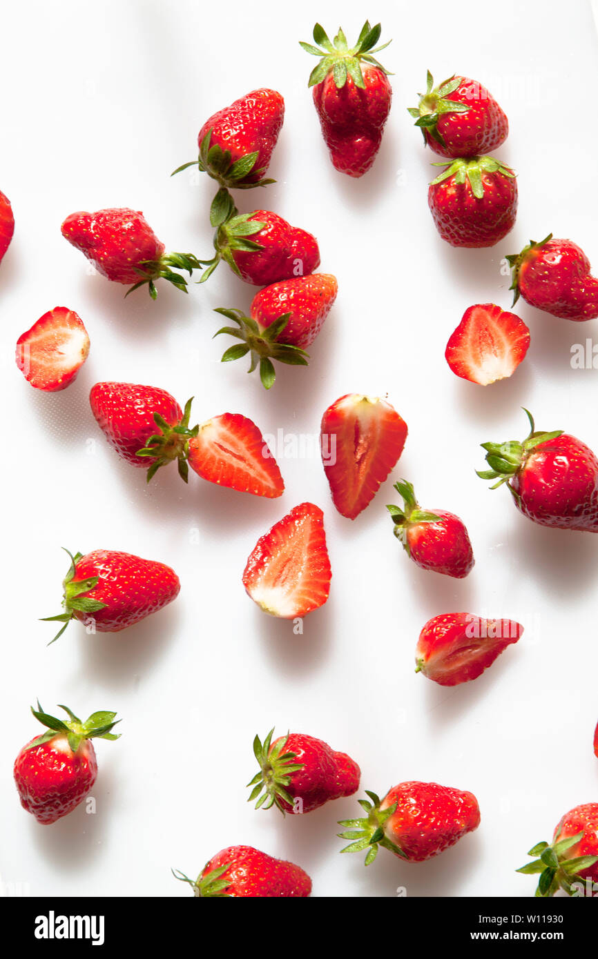 Fragole su sfondo bianco Foto Stock