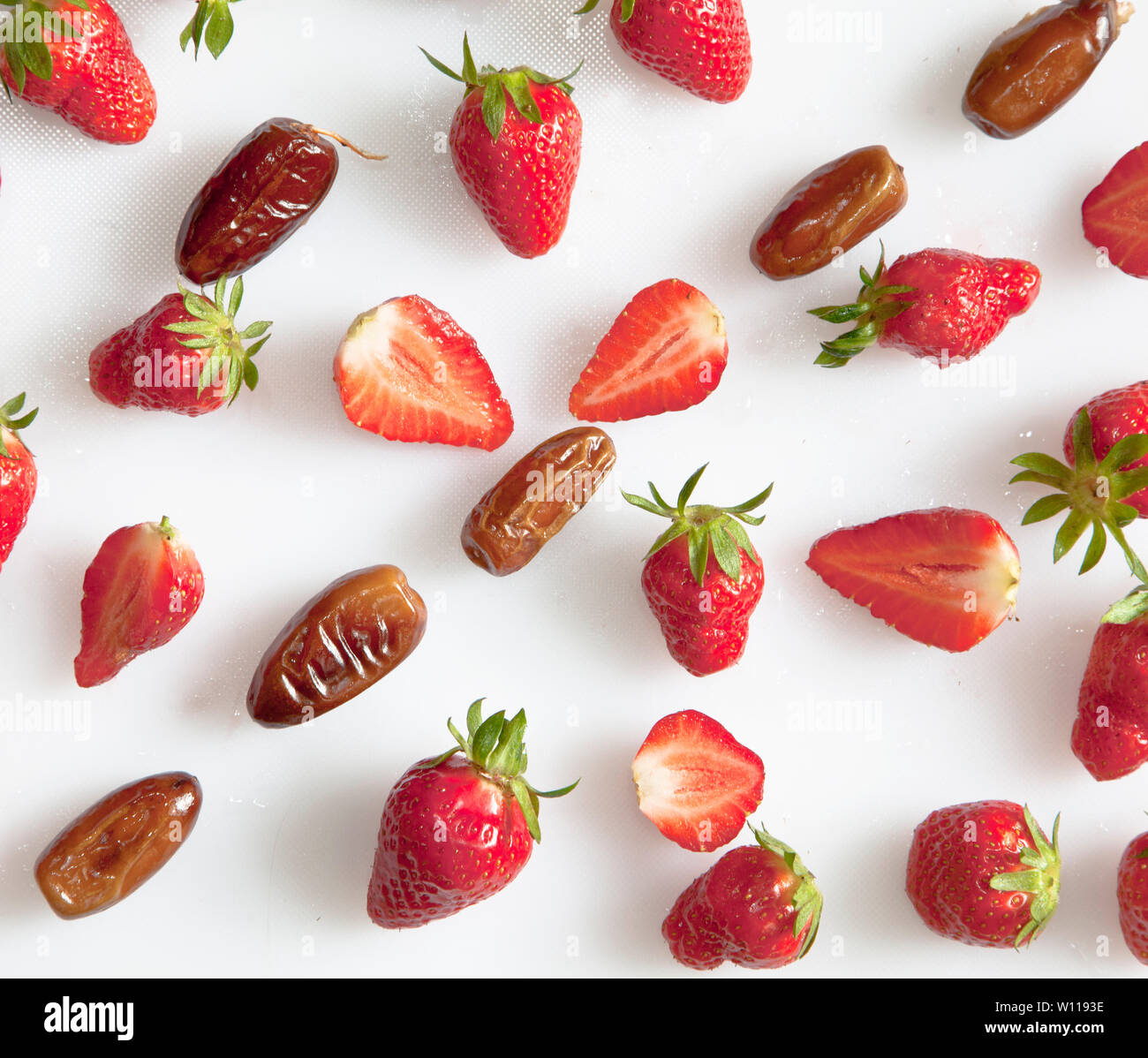 Fragole su sfondo bianco Foto Stock