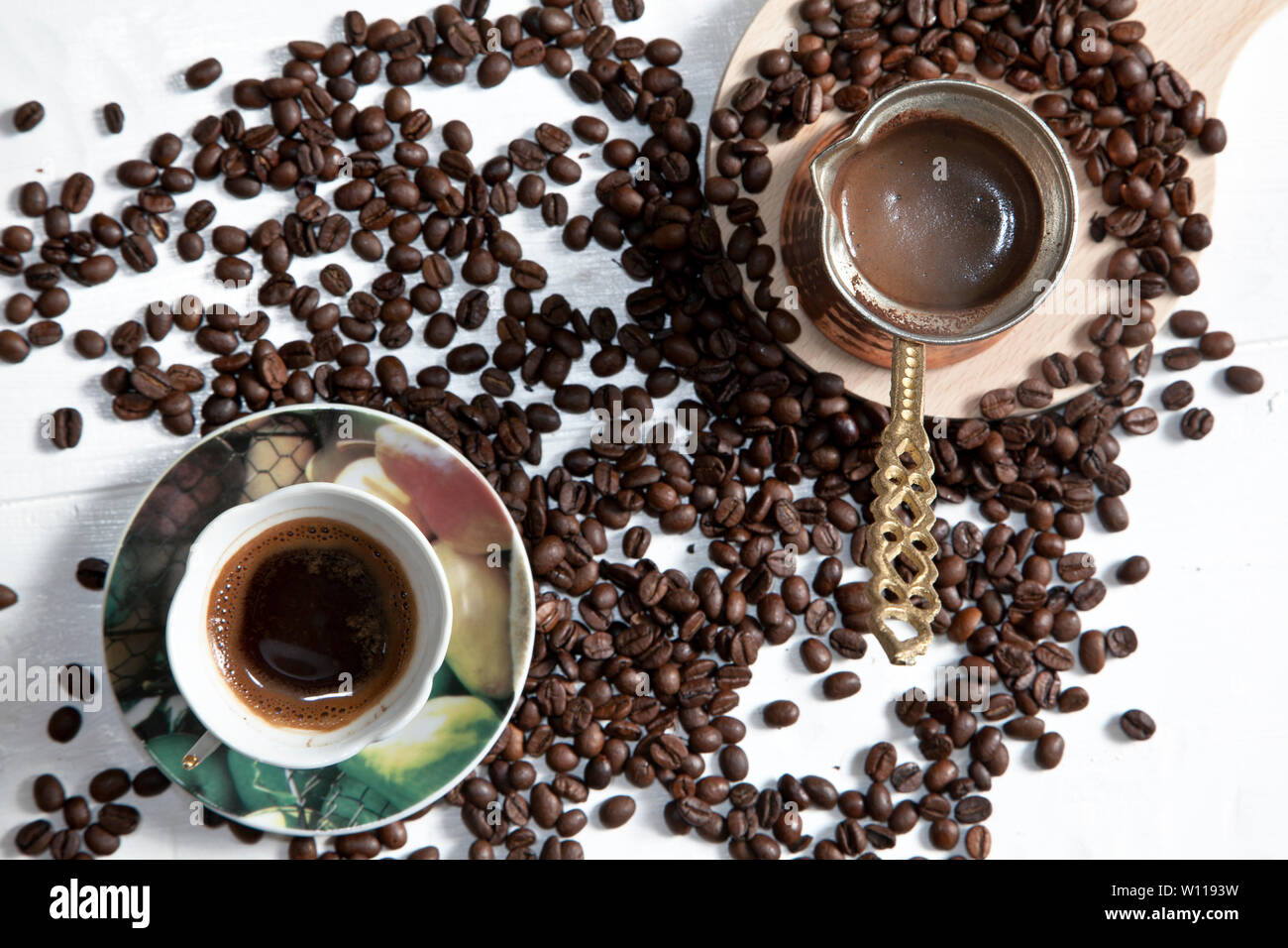 Il caffè turco e i chicchi di caffè su sfondo bianco Foto Stock
