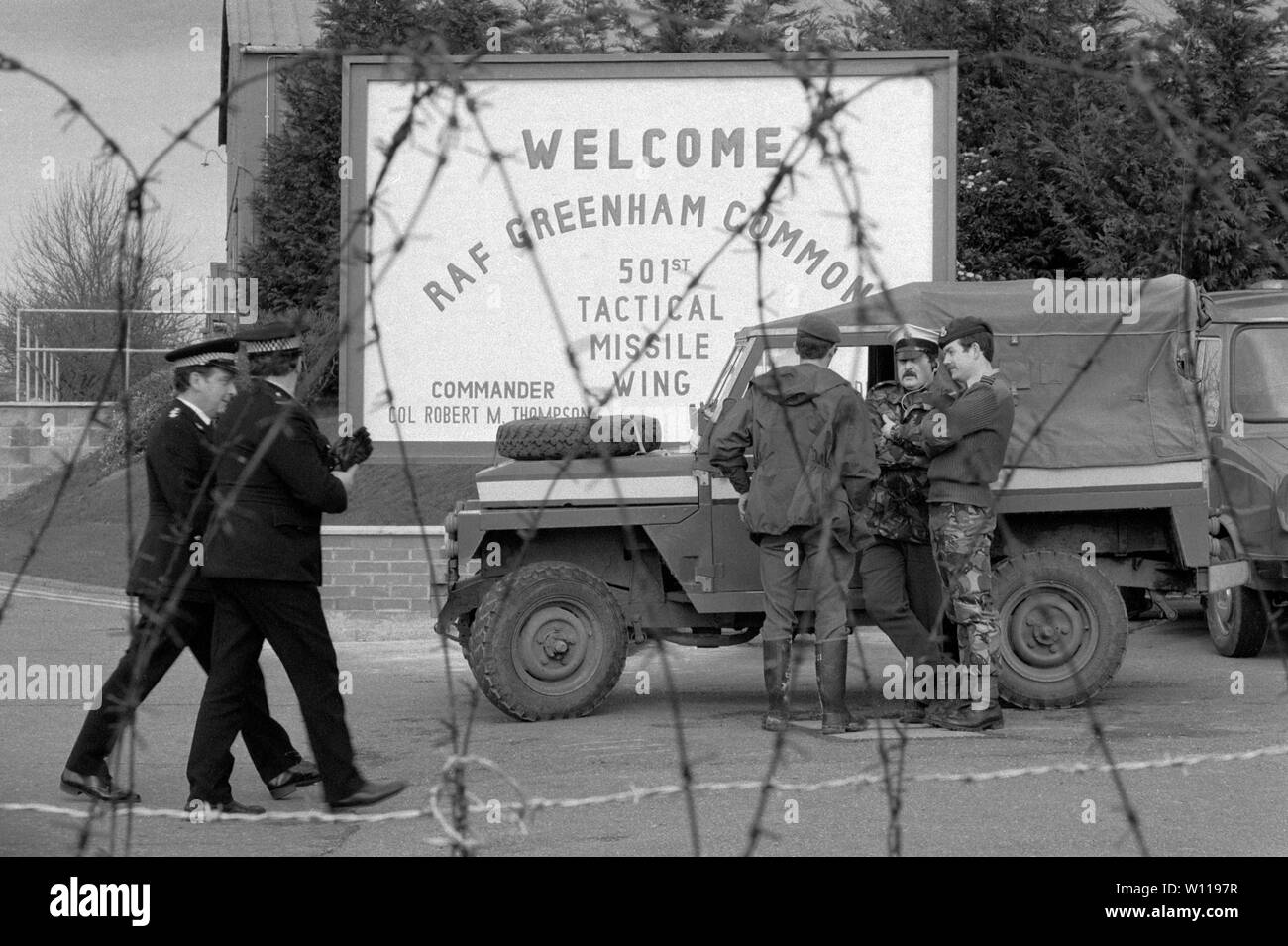 Greenham Common RAF base 1983 esercito britannico della polizia militare proteggere RAF base, durante il CND Womens Accampamento della Pace blocco. Anni ottanta UK HOMER SYKES Foto Stock