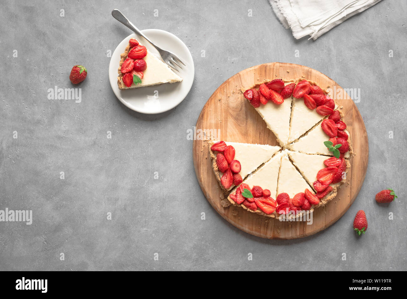 Cheesecake con fragole fresche per dessert - una sana estate organico bacche dessert cheesecake, copia spazio, vista dall'alto. Formaggio di casa torta. Foto Stock