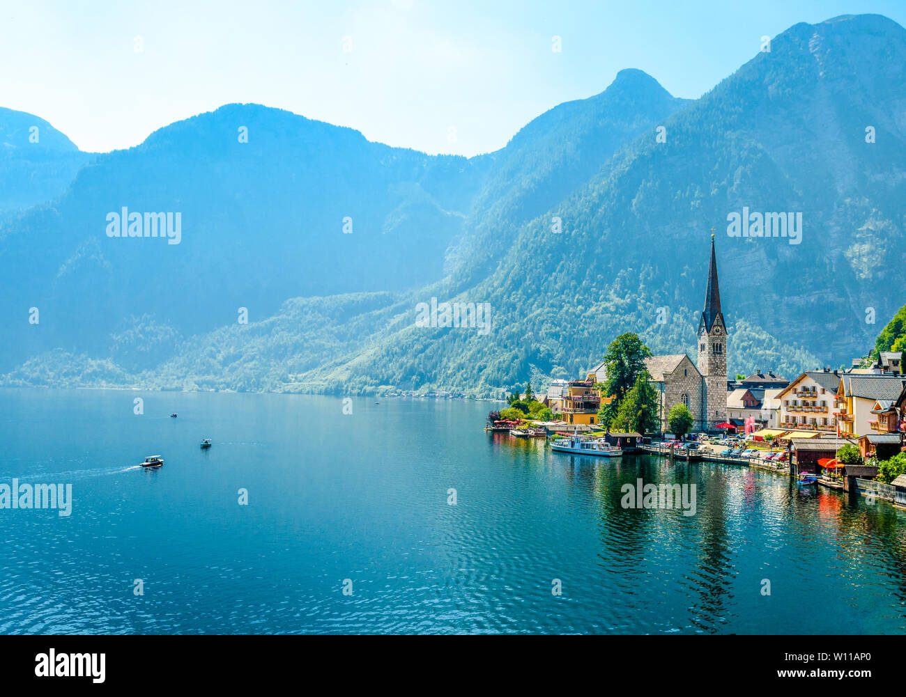 Bella vista romantica sulla chiesa di Hallstatt sul lago Hallstatter con barche, montagne delle Alpi. Salzkammergut, Salzburger Land, nei dintorni di Salisburgo, in Austri Foto Stock