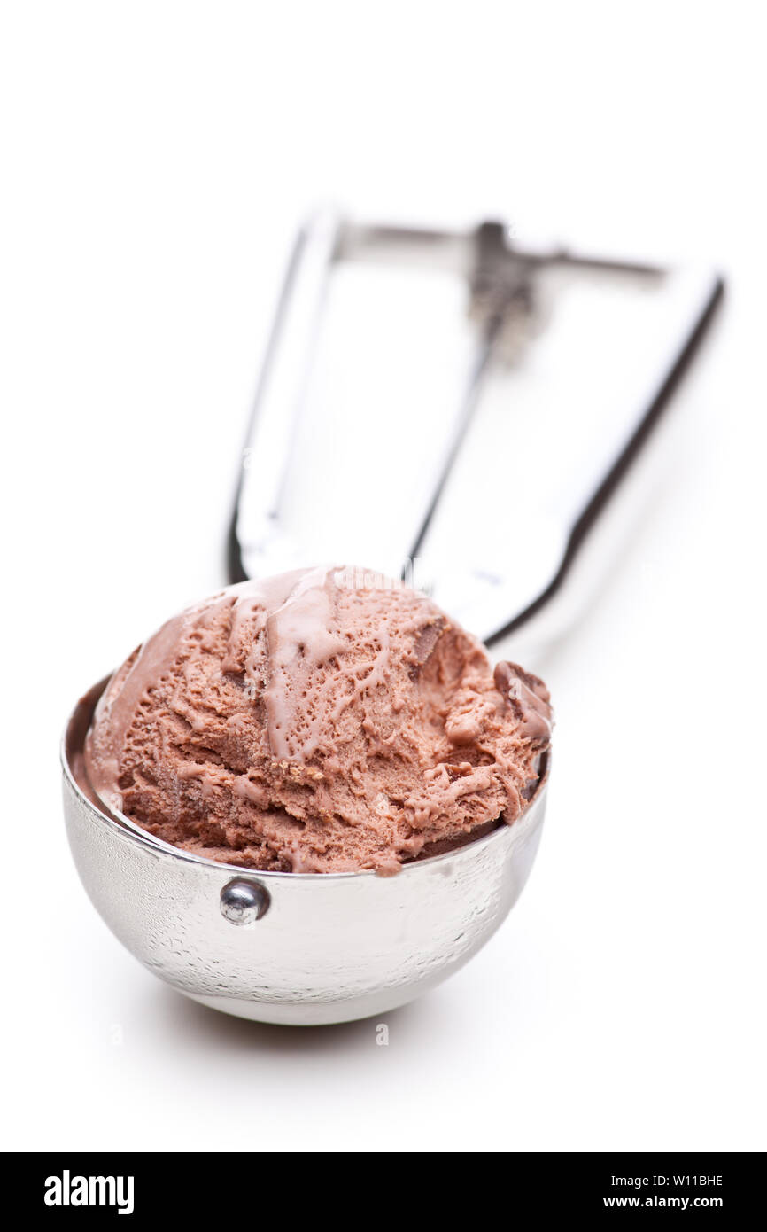 Una pallina di gelato al cioccolato isolato su sfondo bianco. Commestibile reale gelato - Senza ingredienti artificiali utilizzati Foto Stock
