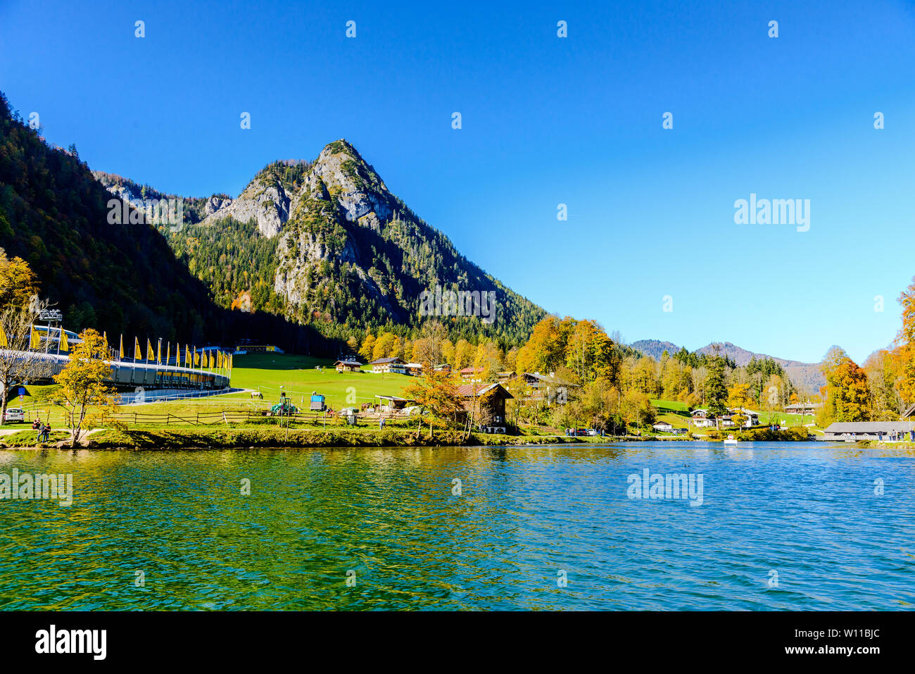 Konigssee (Koenigssee, Königssee, Königsee, Konigssee, Koenigsee, Konig) il lago in autunno. Il Bayern (Baviera), Germania. Foto Stock