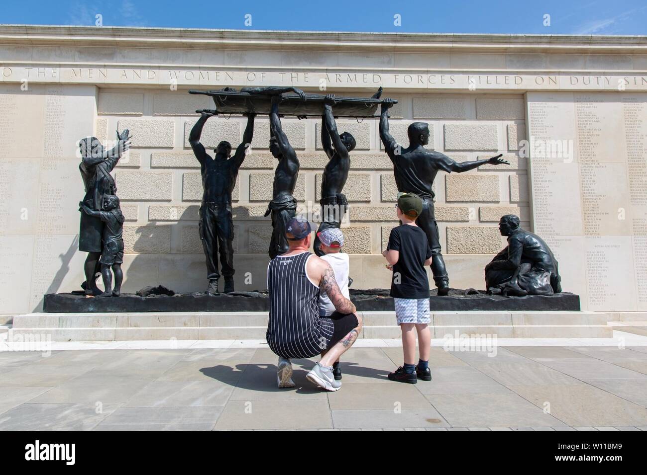 Alrewas, Staffordshire, Regno Unito.Il 29 giugno 2029. Il giorno più caldo dell'anno finora i visitatori partecipare alle Forze Armate giorno presso il National Arboretum vicino a Lichfield, Staffordshire. Peter Lopeman/Alamy Live News Foto Stock