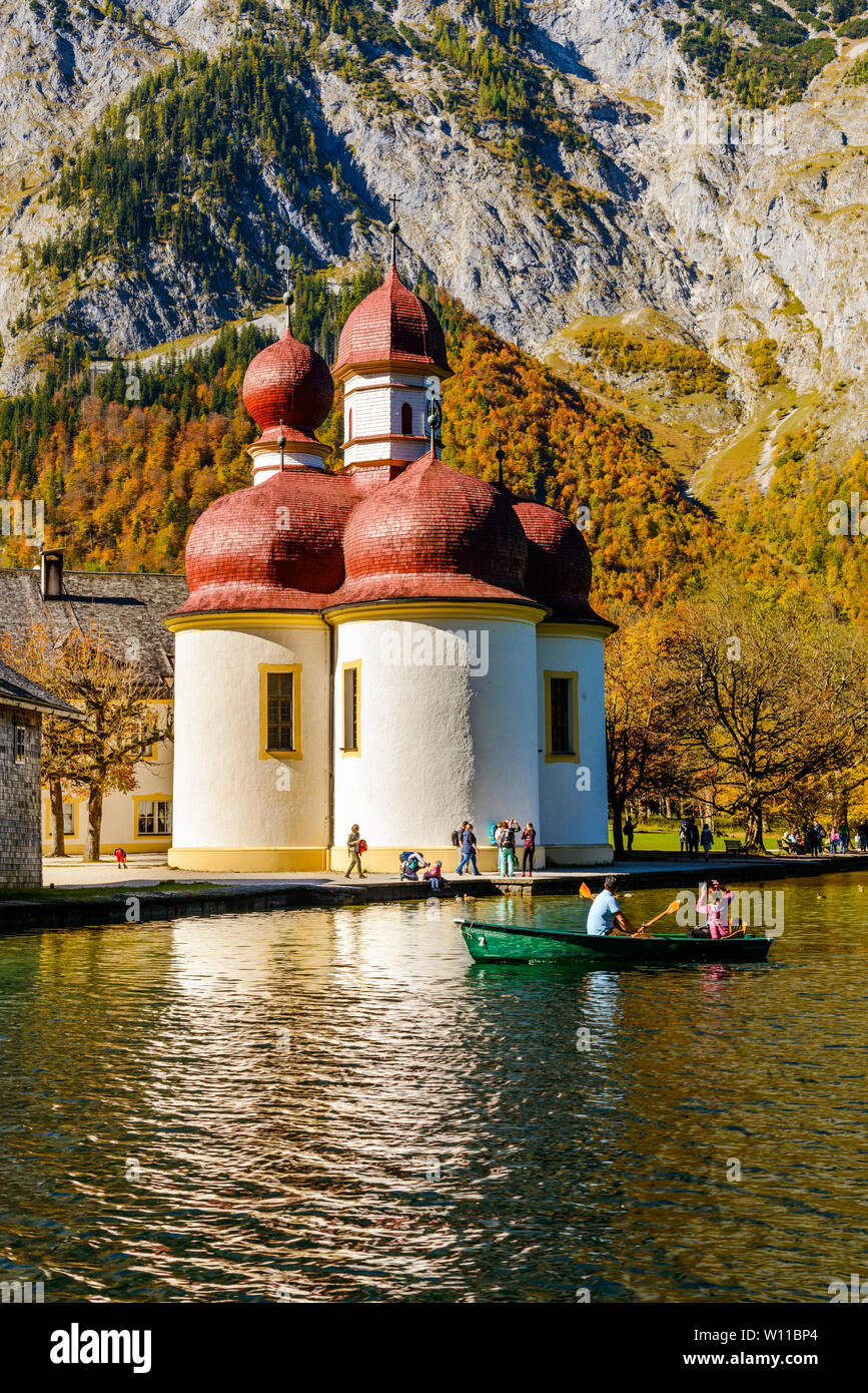 Chiesa di San Bartolomeo (Bartholoma, Bartholomae) sul Konigssee (Königssee, Königsee, Konigssee, Koenigssee, Koenigsee,) il lago in autunno. Berchtesgaden Foto Stock