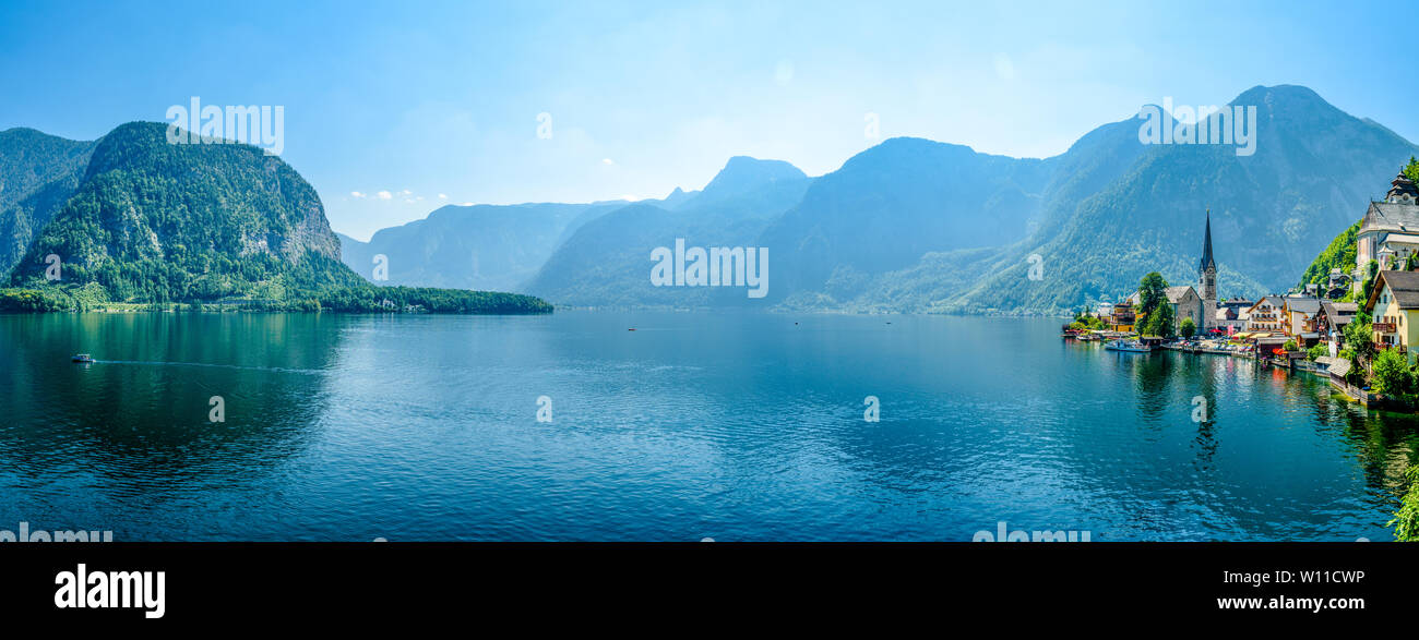 Splendida e romantica vista panoramica sulla chiesa di Hallstatt, montagne delle Alpi. Salzkammergut, Salzburger Land, nelle vicinanze di Salisburgo, in Austria. Foto Stock