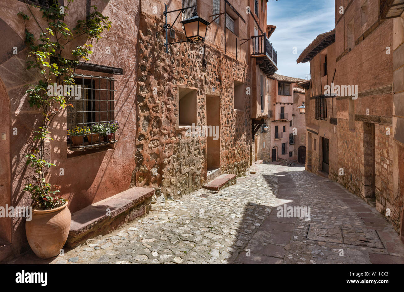 Calle Santiago, strada di ciottoli in Albarracin, provincia di Teruel, Aragona, Spagna Foto Stock