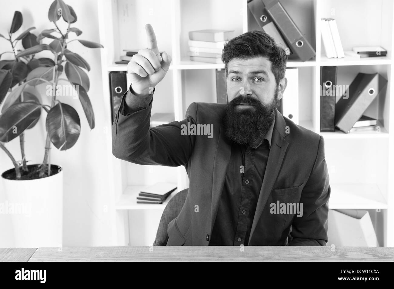 Business Analyst. Grande idea. Imprenditore moderno. La moda maschile in ufficio business. Uomo Barbuto analista. Coppia hipster con la barba. Fiducioso uomo brutale analista. Imprenditore della tuta. Analista di uomo. Foto Stock