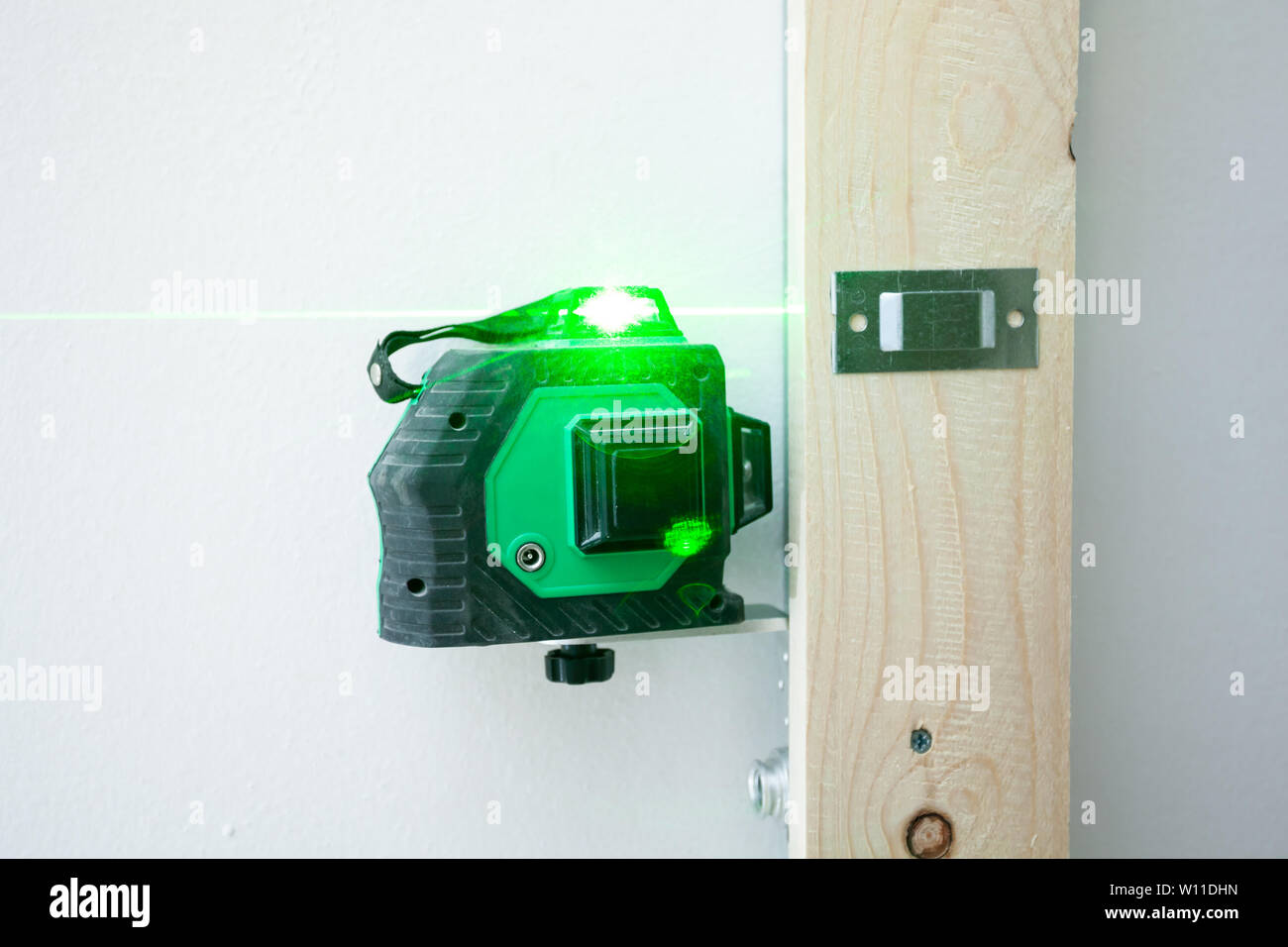 Livello laser strumento di misurazione per l'installazione di una struttura in alluminio per il fissaggio di pannelli di cartongesso. Foto Stock