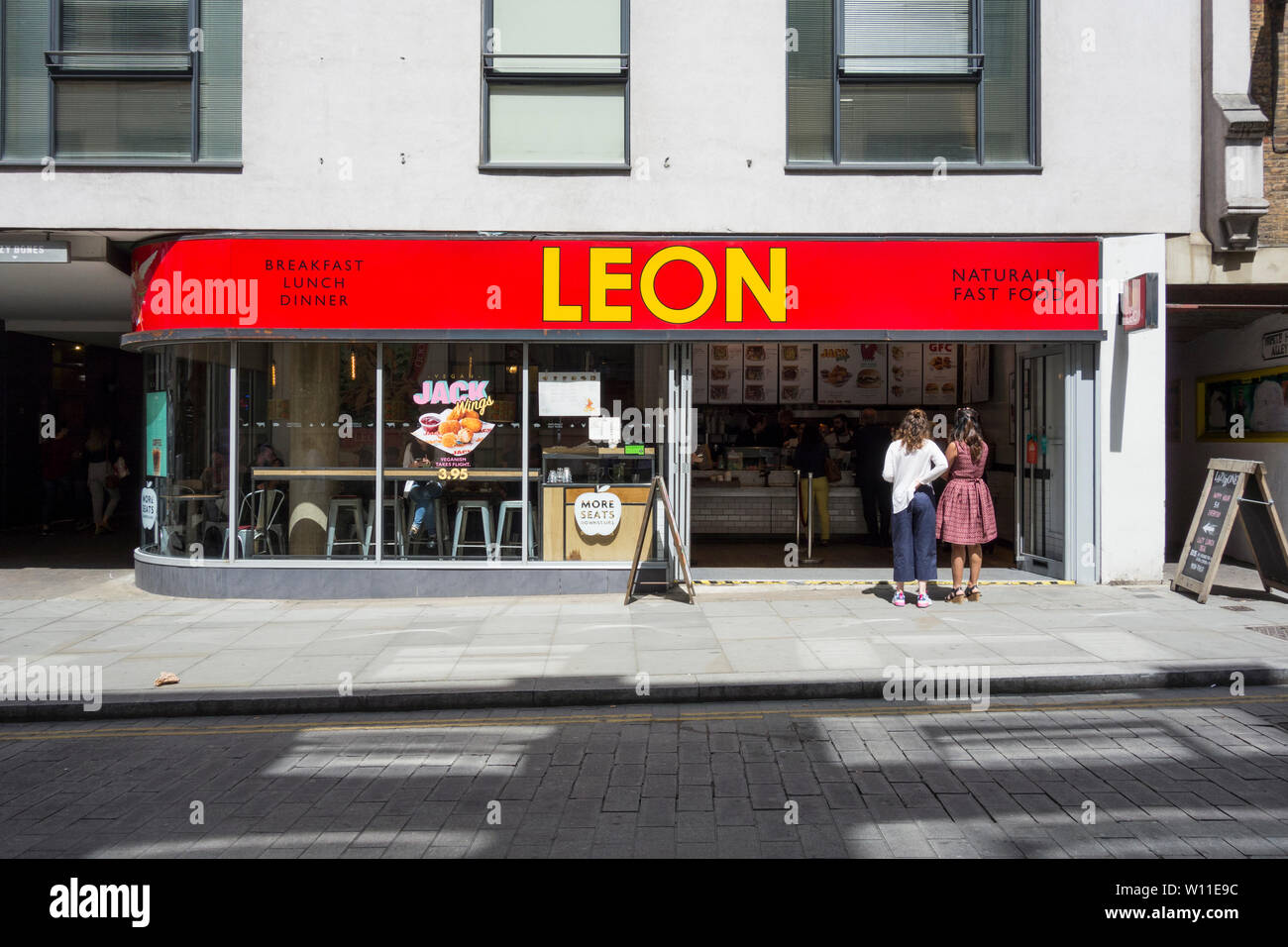 La parte esterna della Leon di un ristorante fast food, casa di zinco, Cowcross Street, London EC1, Regno Unito Foto Stock