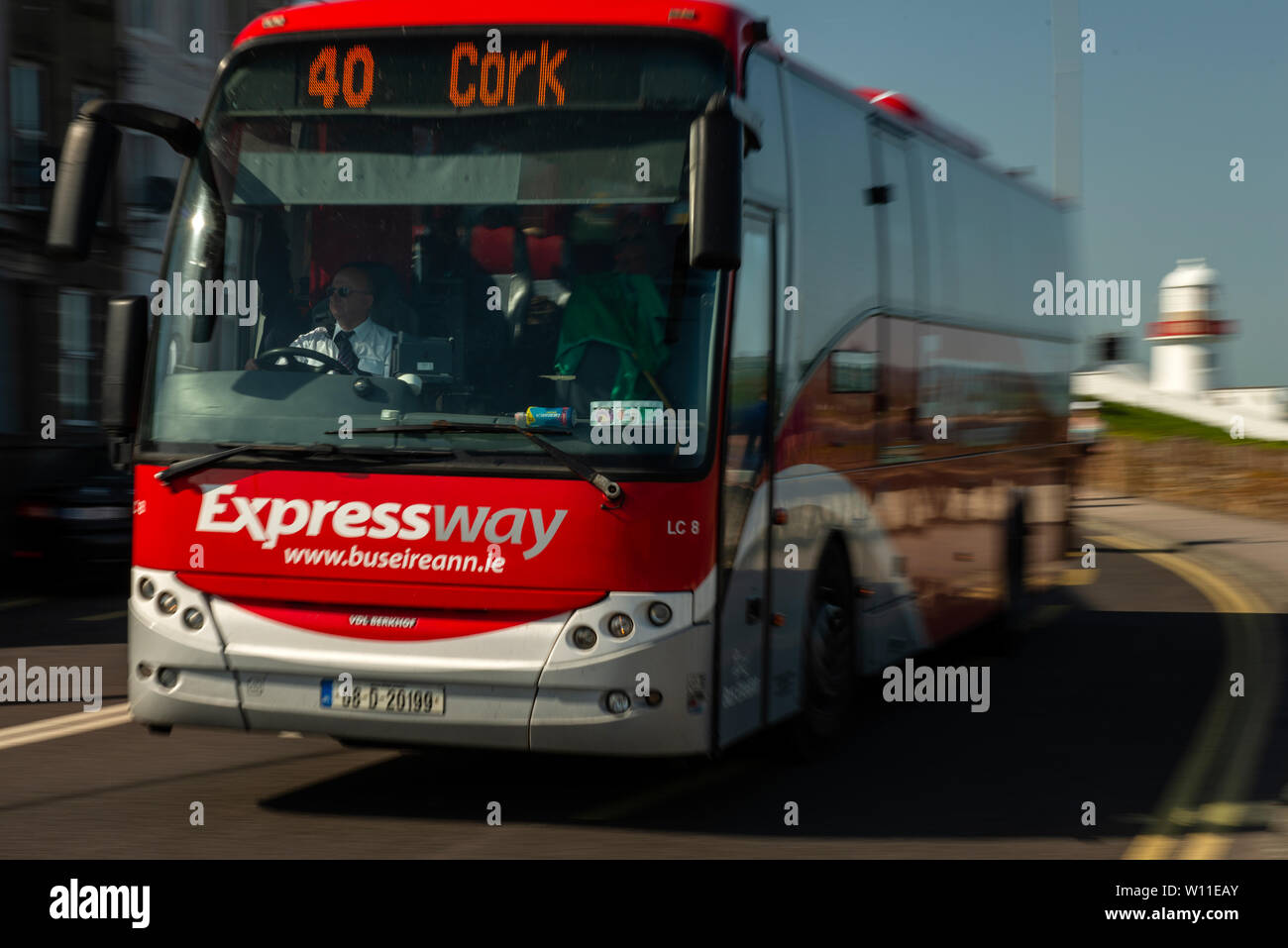 Autobus Eireann trasporto per l'Irlanda in movimento passando dal faro di Youghal a Youghal, Contea di Cork, Irlanda BHZ Foto Stock