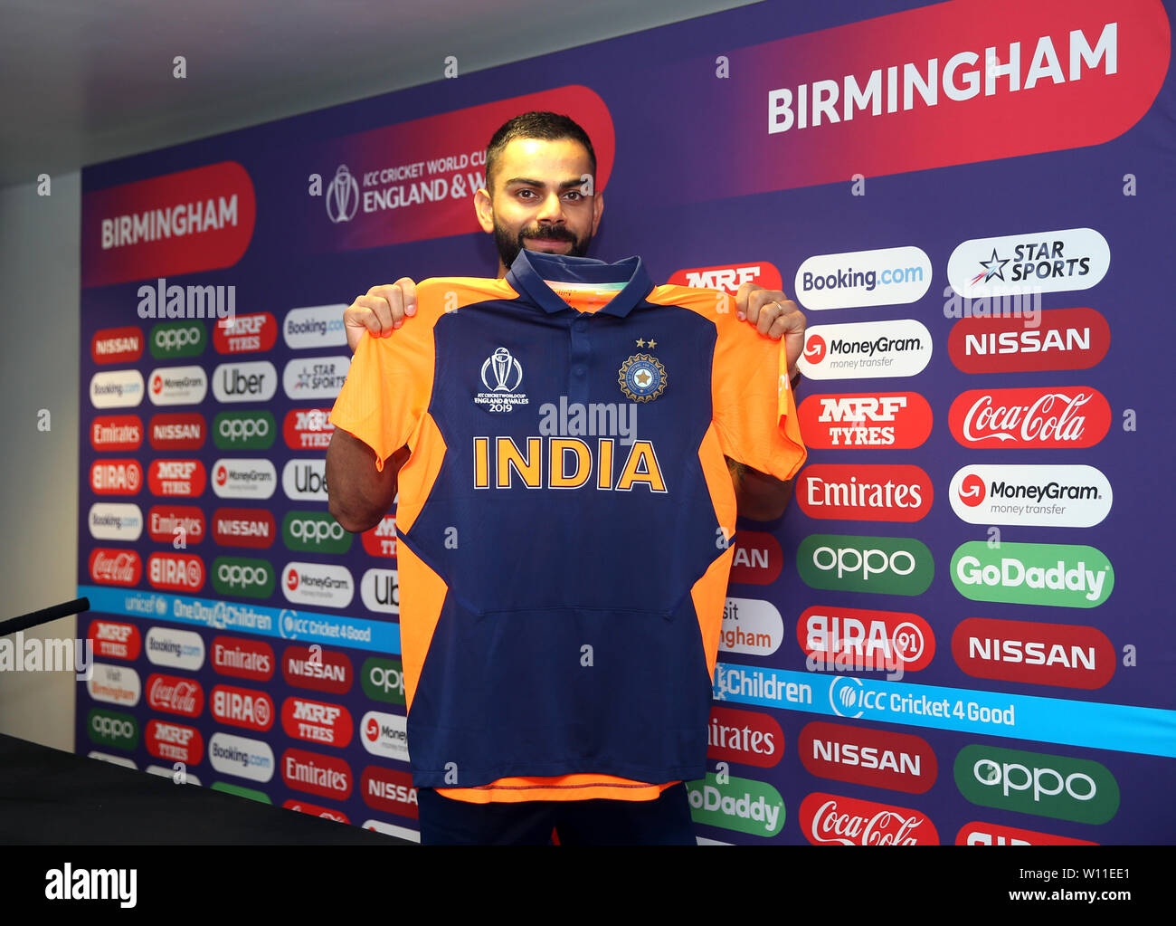 India del Virat Kohli mantiene la nuova maglietta in India durante la conferenza stampa a Edgbaston, Birmingham. Foto Stock