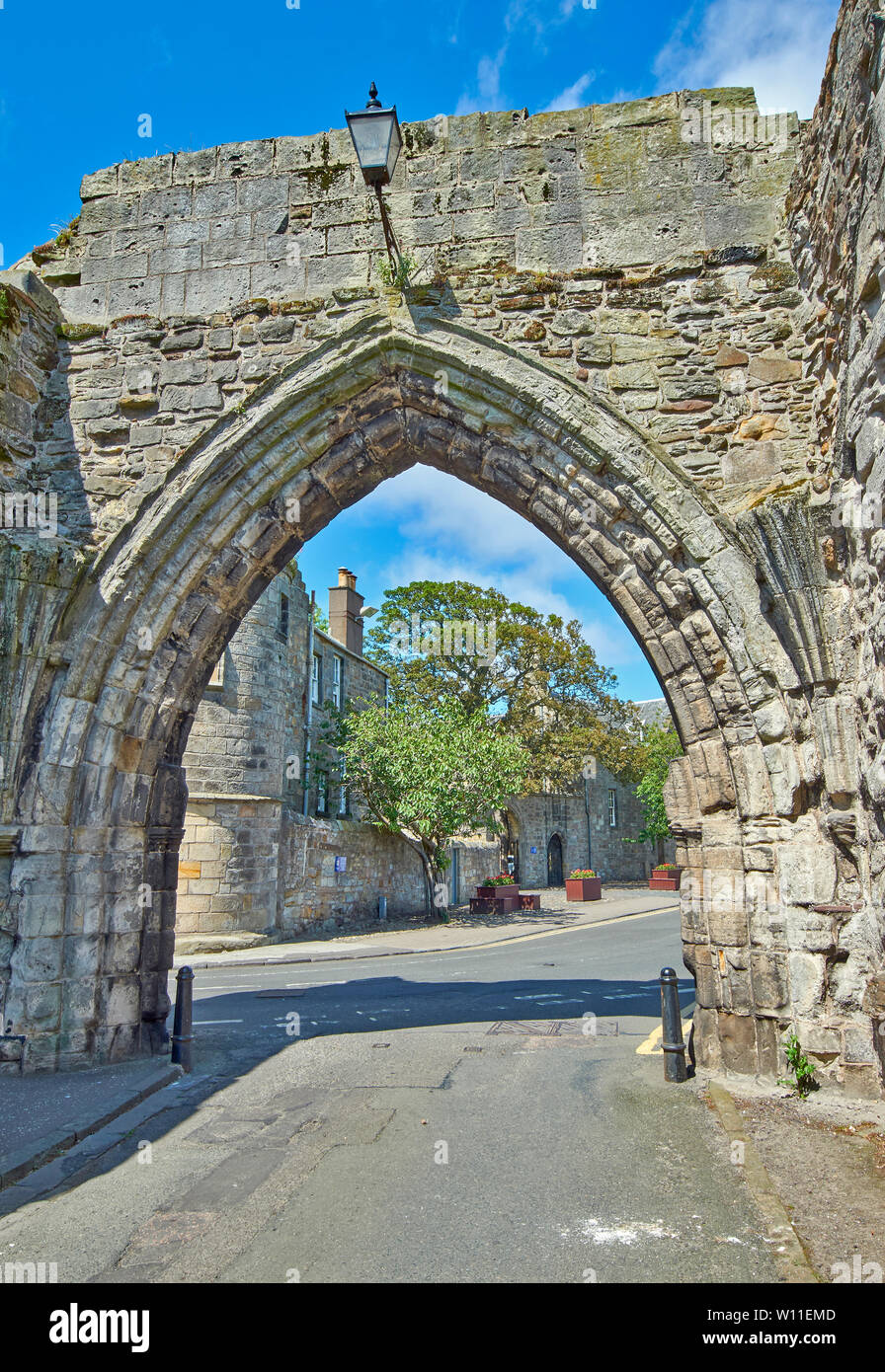 ST ANDREWS FIFE SCOZIA CATTEDRALE IL VECCHIO GATEWAY arcuata del PENDS GUARDANDO ALL ANGOLO DELLA STRADA DEL SUD Foto Stock